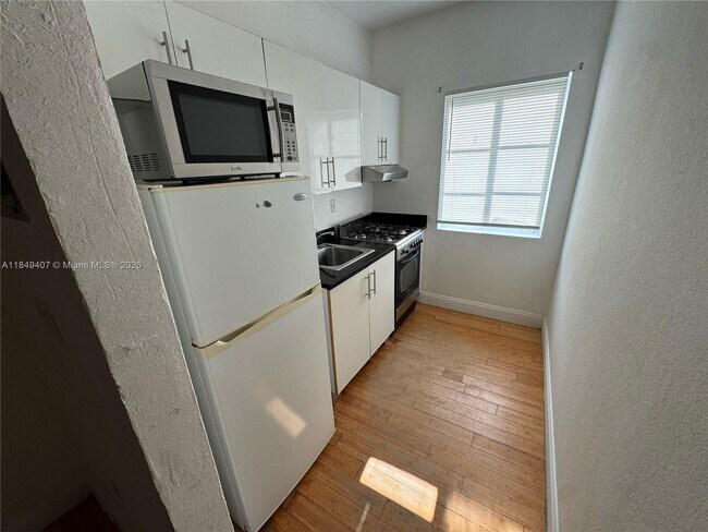 Building Photo - 8415 Harding Ave