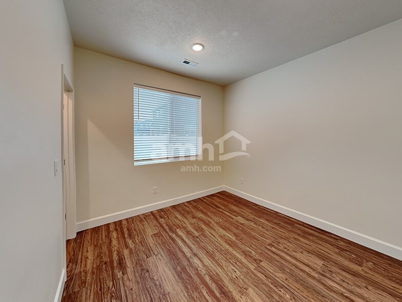 Building Photo - 2403 E Surry Way
