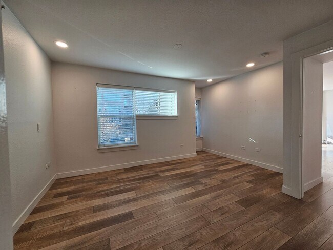 Building Photo - Cherry Creek Beautiful and Bright 1 Bed 1 Bath Condo