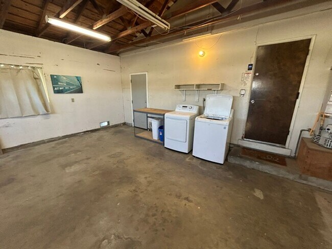 Building Photo - 2647 W Evergreen Ct