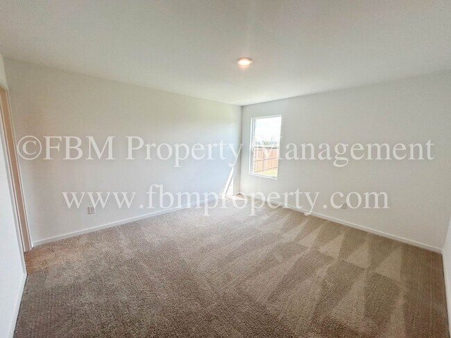 Building Photo - 644 W Criner St