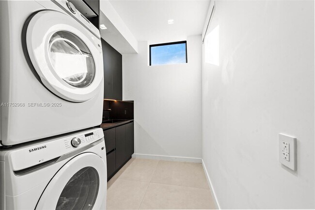 Building Photo - 2572 NE 182nd Terrace