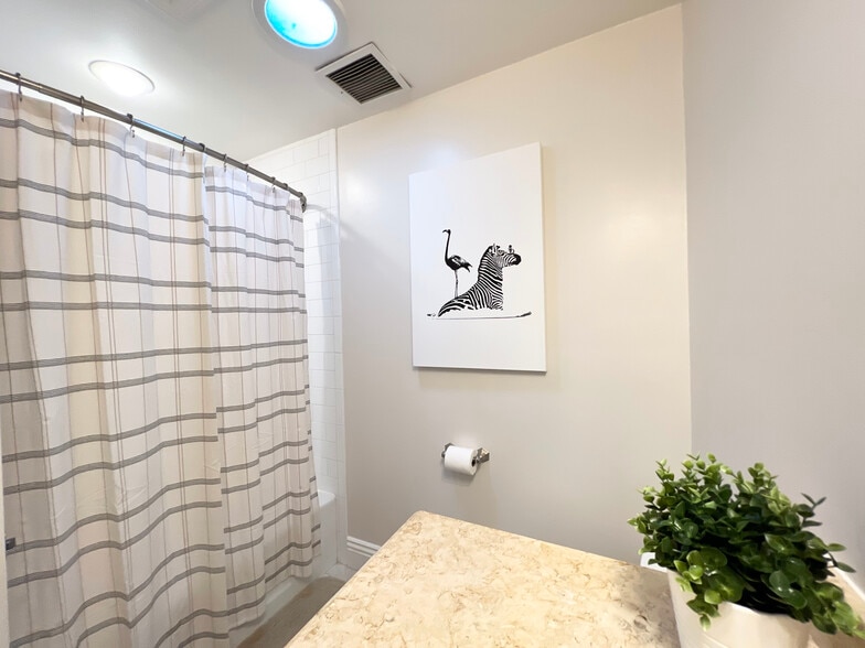 Building Photo - 5023 Verdura Ave