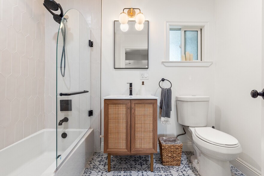 Bath #2 - 529 Isabel St