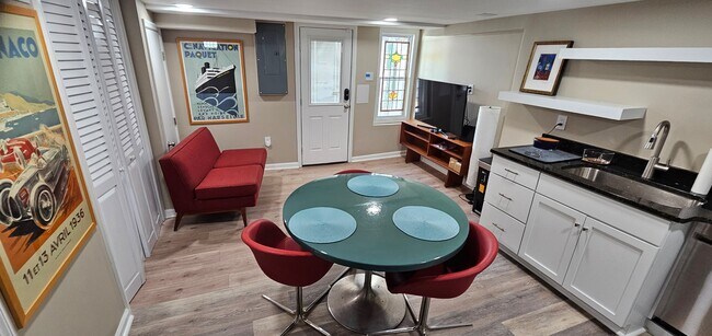 Building Photo - 4633 Kernwood Ave