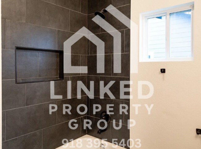 Building Photo - Beautifully Updated 3-Bedroom Home Near Downtown Tulsa