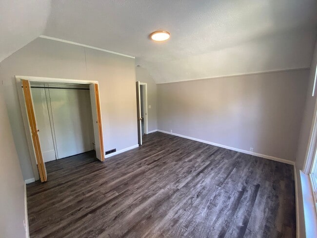 Building Photo - 1 Bed / 1 Bath Upstairs Unit with Private Balcony – Riverside Gardens