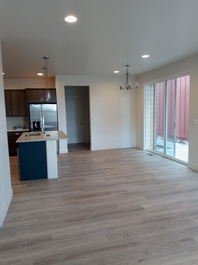 Building Photo - 3 Bed 2.5 Bath in Belgrade with attached d...