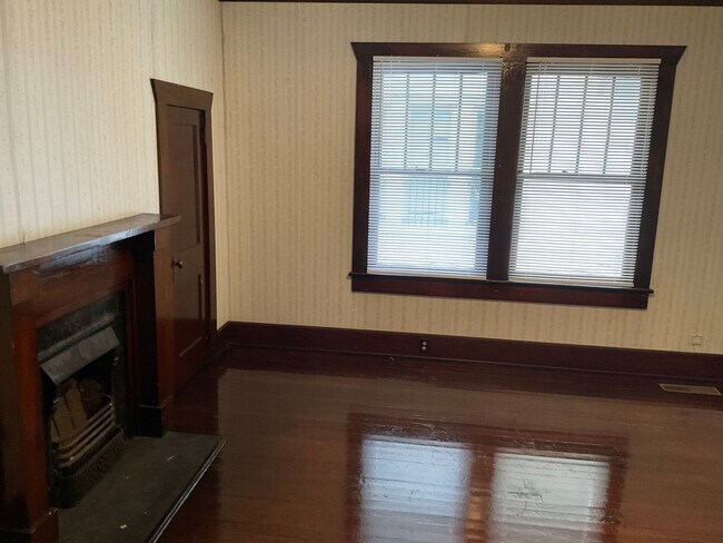 Building Photo - Move In Special Offered! PRICE REDUCED!