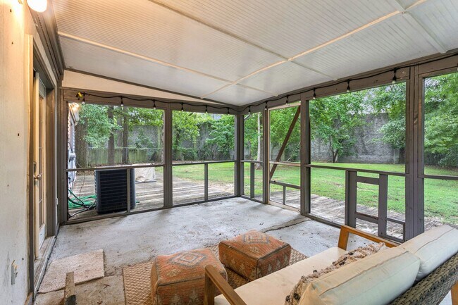 Building Photo - 501 Ashwood Dr