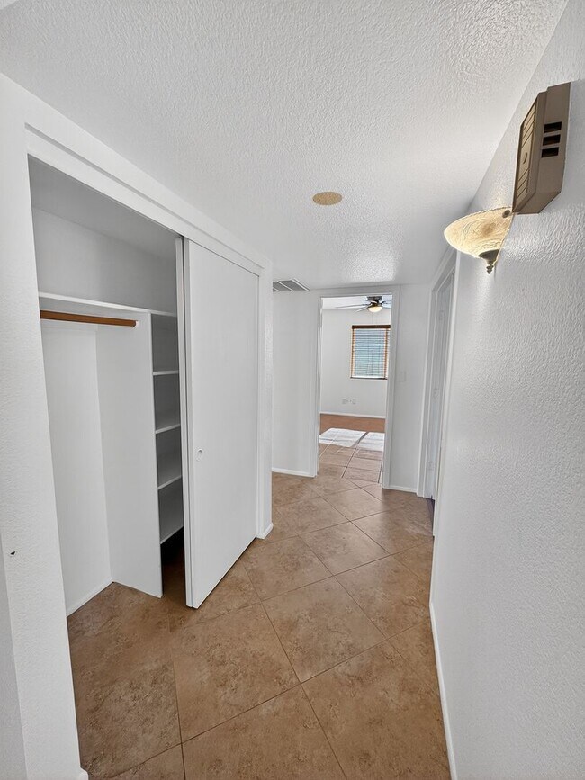 Building Photo - Spacious 4 Bedroom Pool Home in Quiet Cul De Sac