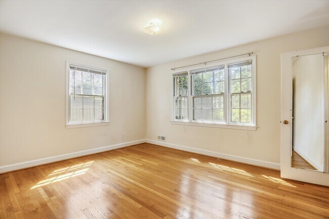 Building Photo - One Level Living -- 5bed / 3bath - Chevy Chase