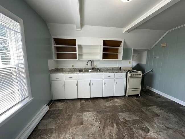 Building Photo - Two Bedroom Upper Unit!