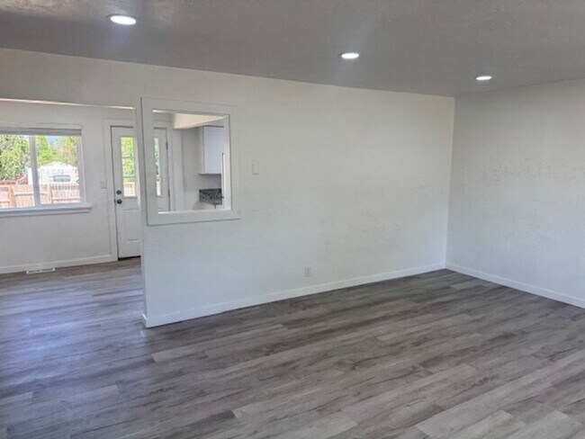 Building Photo - FULLY REMODELED 3 BEDROOM SINGLE FAMILY HOME