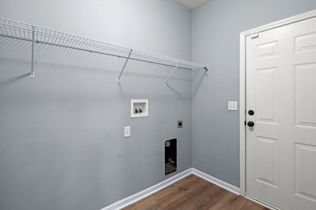 Building Photo - Spacious House in Hadley Park