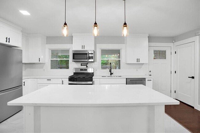 Building Photo - 2271 Cresta Dr