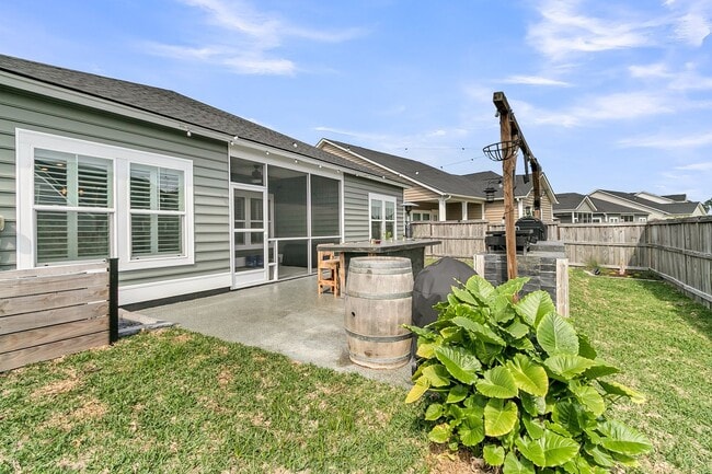 Building Photo - Beautiful Single Story Home Full of Upgrad...