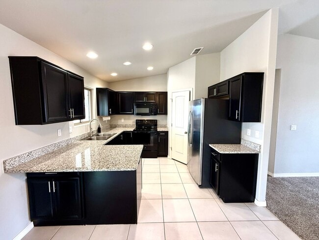 Building Photo - Stylish 3BR Home in Cerbat Vistas | Split Floor Plan, Covered Patio & 2-Car Garage!