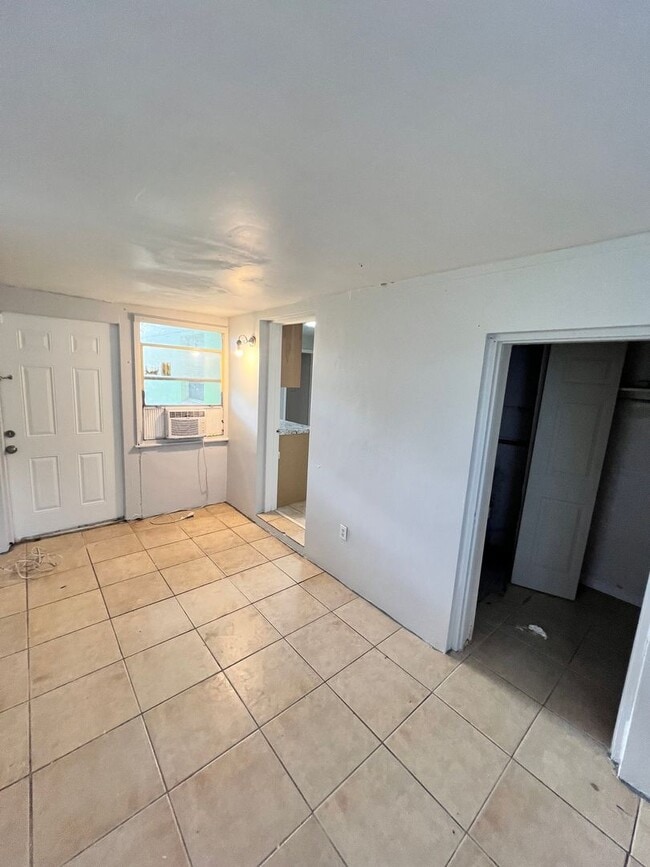 Building Photo - 2 BEDROOM 1 BATH SINGLE FAMILY HOME WITH A SEPARATE DEN (POSSIBLE 3RD BEDROOM)