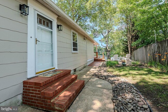 Building Photo - 242 Beachwood Rd