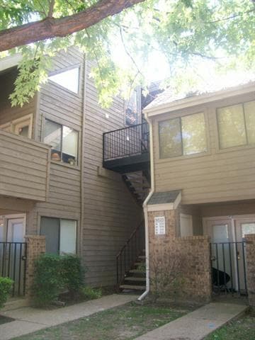 Building Photo - 9825 Walnut St