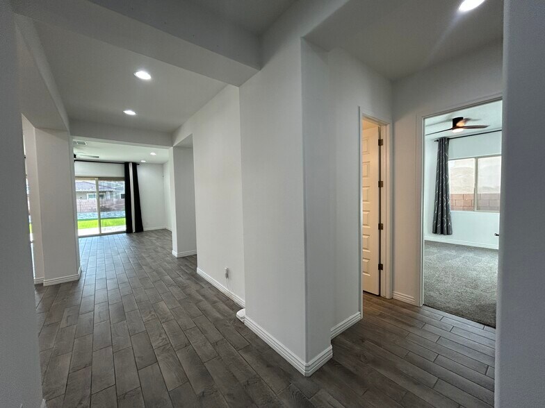 Building Photo - 8731 W Wagon Wheel Dr