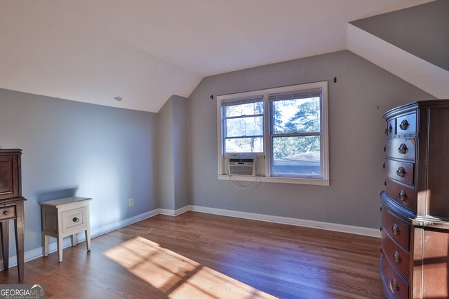 Building Photo - 487 Lakeshore Dr NE