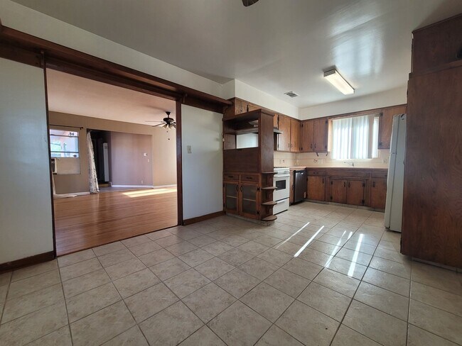 Building Photo - Single-Story 4-Bedroom Apartment in Yucaipa!