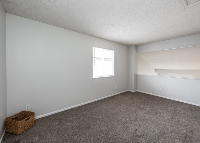 Building Photo - Newly Updated 4 Bed Home Centrally Located