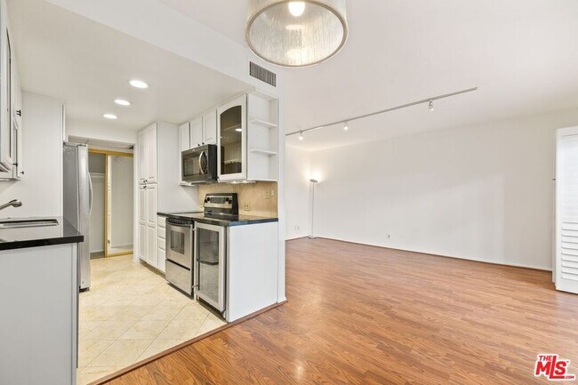 Building Photo - 1131 Alta Loma Rd