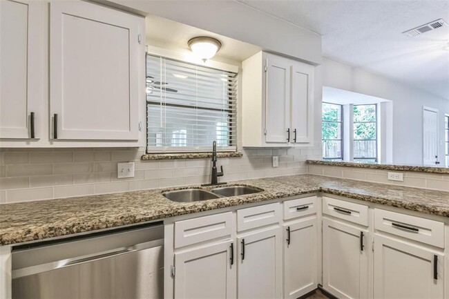 Building Photo - 7003 Huntbrook Dr
