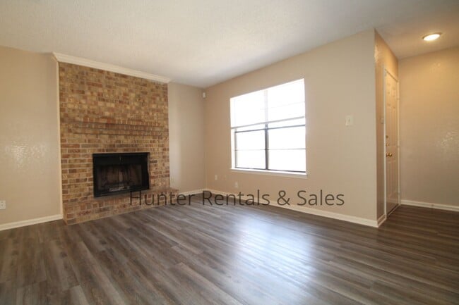 Building Photo - Updated 2-Bedroom Townhome with Modern Fin...