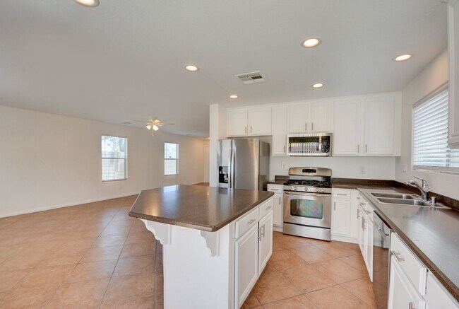 Building Photo - Fabulous 3 bed/2.5 bath two-story home in ...