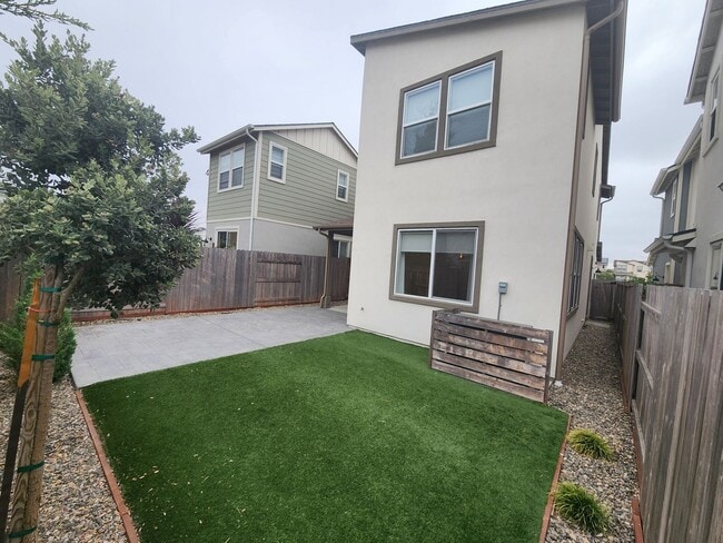 Building Photo - 3 bedroom 2.5 bath townhouse