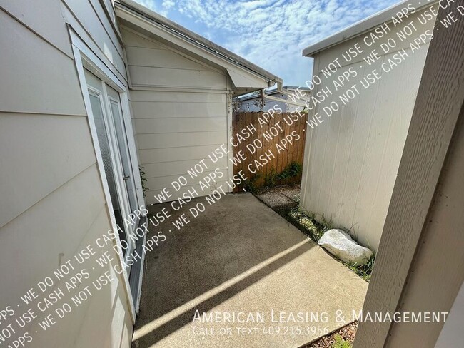 Building Photo - COMING SOON! Spacious 2/1.5 Town Home in B...