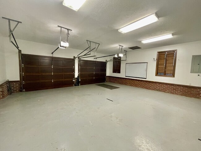 Building Photo - 4 Bed, 4 And A Half Bath Nest In Haymount