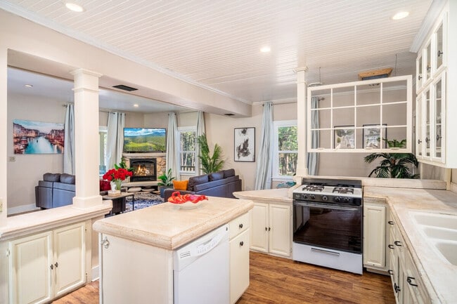 Building Photo - 4955 Hidden Hollow Rd