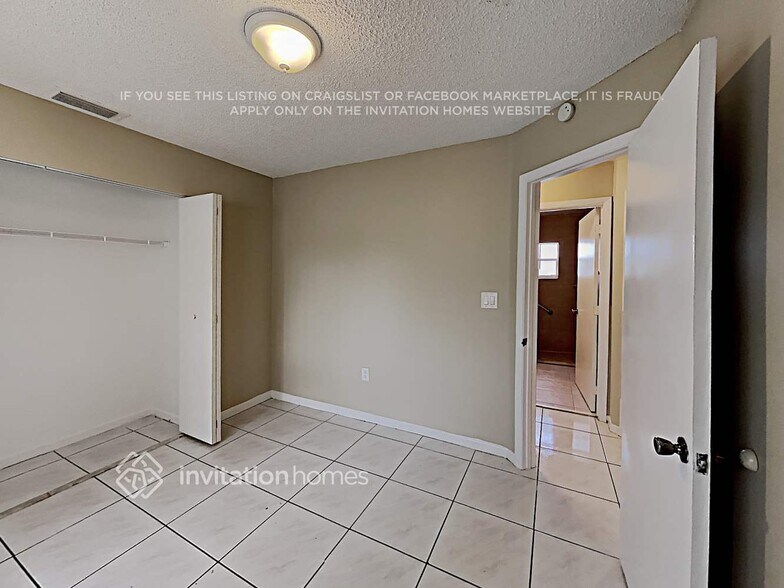 Building Photo - 7215 SW 42nd Ct