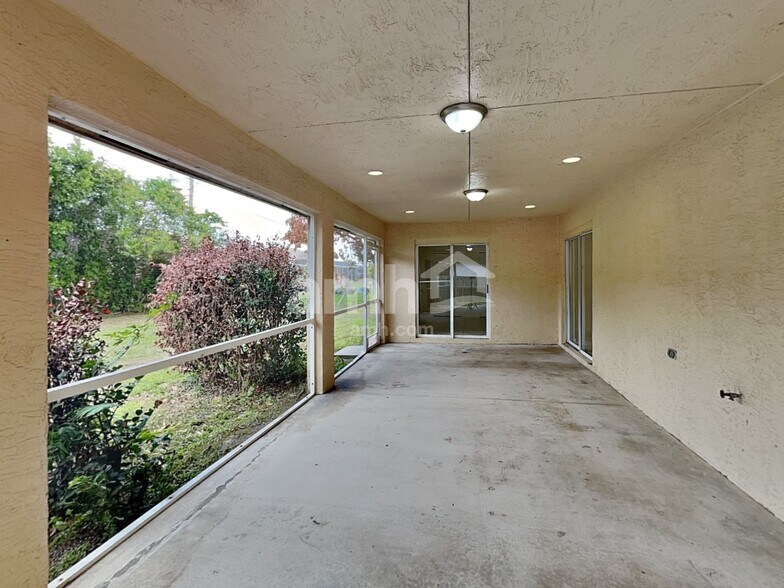 Building Photo - 1009 SW Alcantarra Blvd