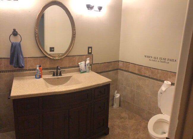 Building Photo - 3 Bed 2 Bath Single Family Home with Additional Space in Basement!