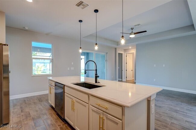 Building Photo - 428 SW 28th Pl