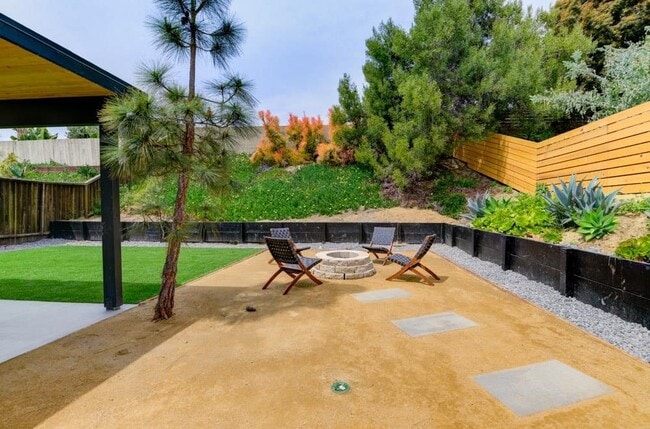 Building Photo - 210 Rosebay Dr