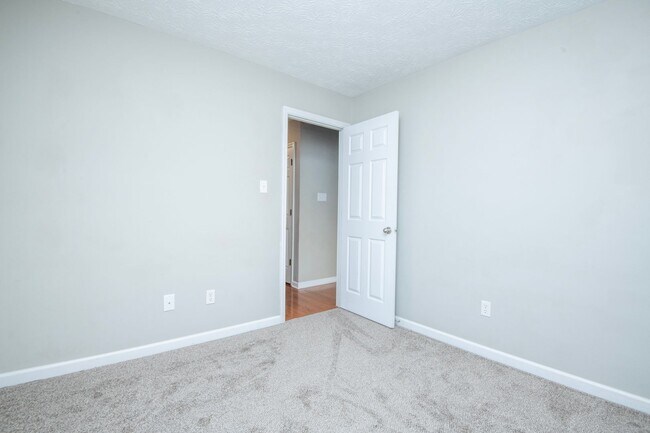 Building Photo - Knoxville 37922 - 3 bedroom, 2 bath with fenced-in yard - Call Susan Niedergeses (865) 300-4722