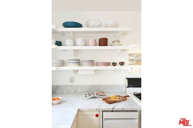 Building Photo - 1563 Lucretia Ave