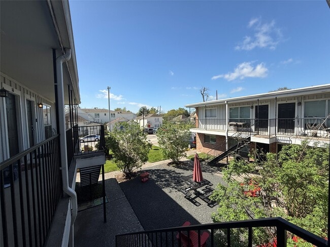 Building Photo - 425 E 9th St