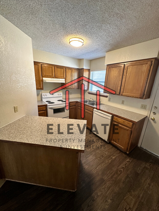 Building Photo - Cozy 2 bed/2bath duplex nestled in Moore E...