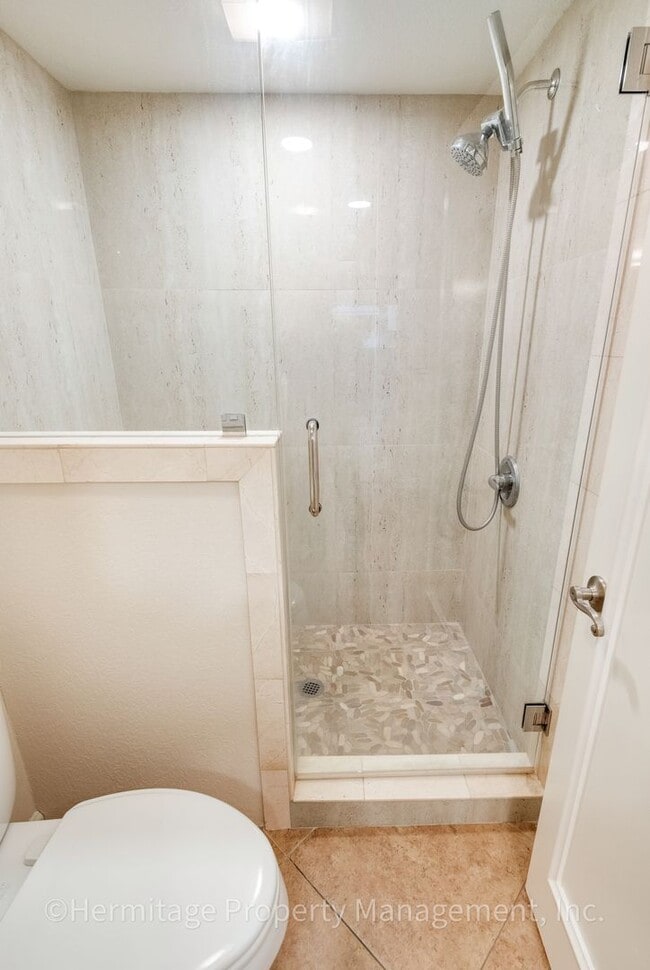 Building Photo - 1 Bedroom Tustin Condo for Lease - Great L...
