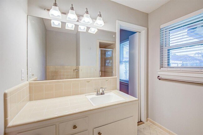 Building Photo - 2318 Haverhill Dr