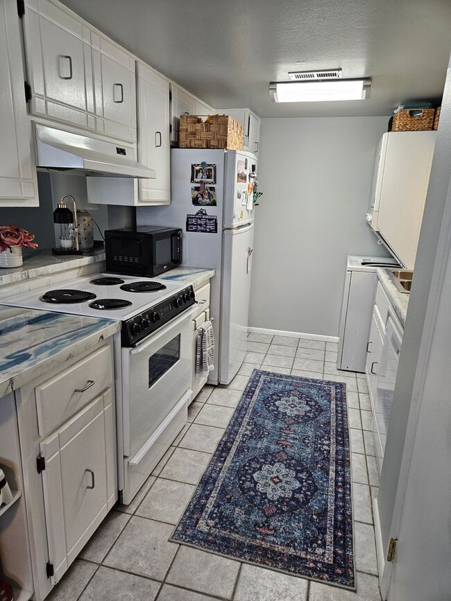 Building Photo - Everything you Need, 2 Bed, 1.5 Bath townh...