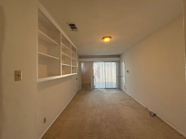 Building Photo - Beautiful 4 Bedroom 2.5 Bathroom SFR